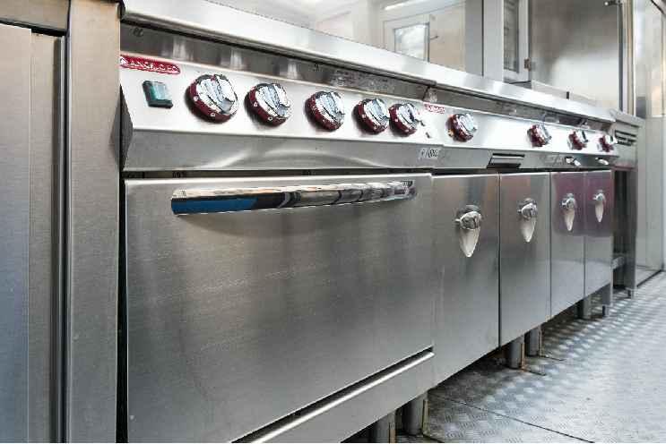 Base refrigerata 325 litri a tre porte, in acciaio inox; -