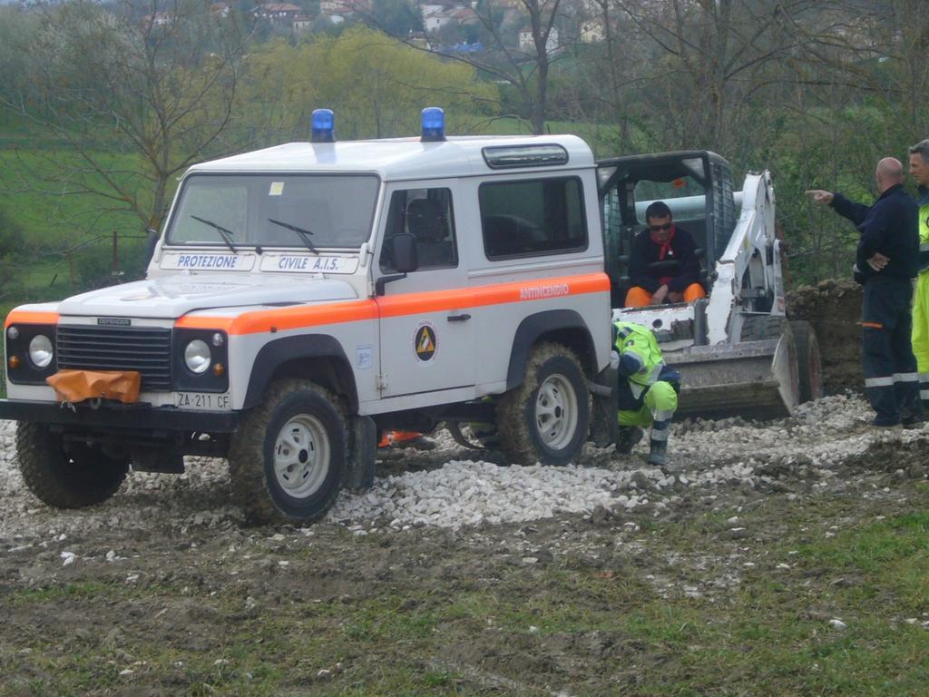 art. 2 della Legge 225/92, è possibile da parte delle organizzazioni di volontariato l utilizzo delle sirene e del lampeggiante blu, ivi comprendendo anche il volontariato di antincendio boschivo.