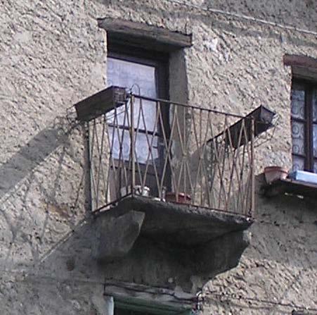 3.5. Balconi I balconi e/o i parapetti di pregio esistenti sono soggetti a vincolo di conservazione con prescritta eliminazione degli elementi turbativi: è ammessa la sola sostituzione degli elementi