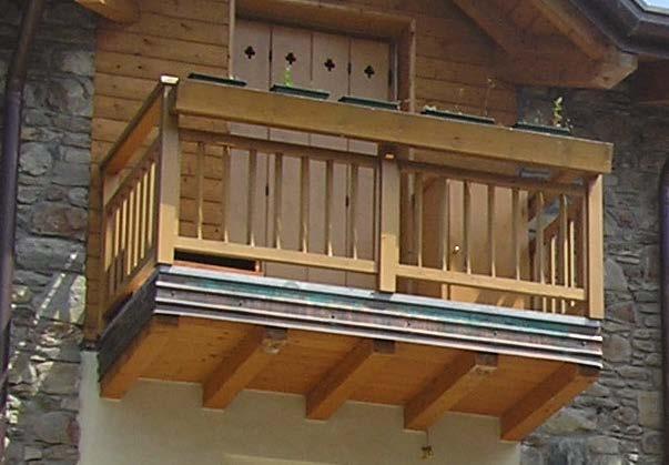 I balconi tradizionali, realizzati con mensole e lastre in pietra, dovranno essere conservati: nell eventuale sostituzione di elementi dovranno essere impiegati i materiali e le finiture di