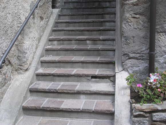 È ammesso il rifacimento delle scale in muratura purché rampe e pianerottoli relativi alla prima rampa siano