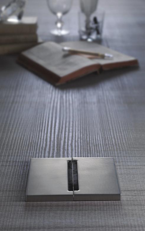 SQUARE, REALIZED IN METAL, IS IDEAL TO BE MATCHED WITH HIGH QUALITY MATERIALS.