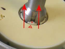2) Staccare la connessione del sensore. 3) Togliere l anello elastico, la guarnizione e il cannotto.