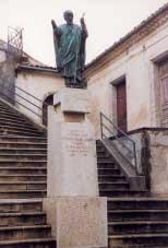 In Piazza Garibaldi si può ammirare (fig. 2) il Monumento di S. Giustino De Jacobis figura. 1 a lui dedicato dai suoi concittadini.