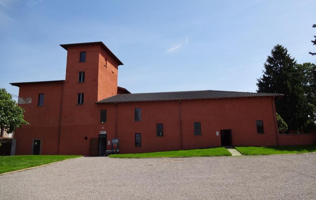 Cislago) ed è situato in prossimità della stazione ferroviaria, regolarmente