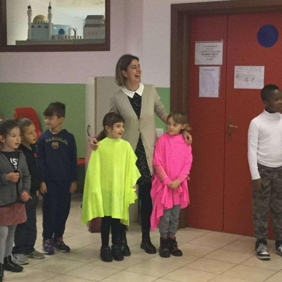 2^ INCONTRO Bimbe in giallo e fucsia, ambasciatrici della felicità e dell amore, accolgono la