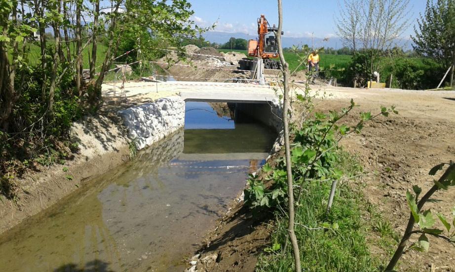 - CANALETTA SOLLEVAMENTO MENEGHINI, sistemazione ponte canale su Roggia Lupia e ripristino canalette con ricalibratura in località Via Ospitale in