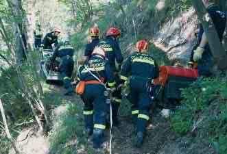 ESERCITAZIONI < 25 tanza alla manovra dei Vigili del Fuoco, il Soccorso Alpino di Borgo effettuava il recupero persona ferita sui lastroni del Monte Lefre.