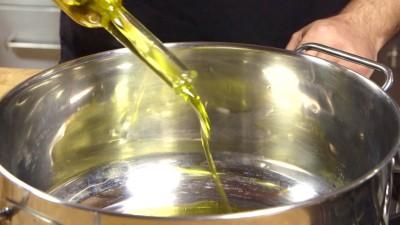 extravergine d'oliva, un cucchiaio di strutto,