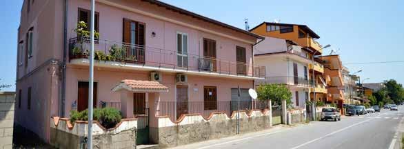 Salone triplo e due camere da letto matrimoniali. Quota di Terrazzo di proprietà. Ascensore al piano.