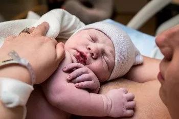 Avvio dell allattamento Mettere i neonati in contatto pelle a pelle con la madre immediatamente dopo la nascita per almeno un ora e incoraggiare le