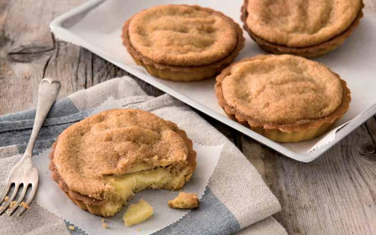 Butter short pastry with apples decorated with sugar and