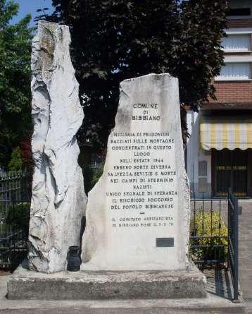 Ai prigionieri dei campi di sterminio Si tratta di un monumento ricavato dalla lavorazione di alcuni blocchi di marmo grezzi su cui compare l'epigrafe in rilievo.