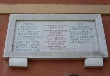 Ai Caduti della Guerra di Liberazione La lapide in marmo bianco, opera del marmista Walter Oliveti, è a forma di trittico: al centro è incisa l'epigrafe, ai lati compaiono i nomi dei caduti distinti