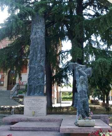 Alla Memoria dei Caduti per la Liberazione del Fascismo Inaugurato il 19 aprile 1965, su committenza dell'amministrazione comunale di, il monumento è opera dello scultore Walter Ferretti.