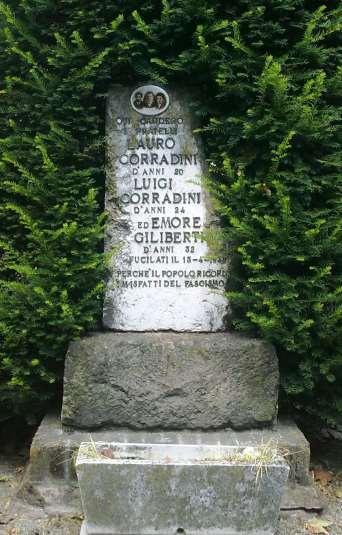 Alla memoria di Lauro Corradini, Luigi Corradini ed Emore Giliberti Trattasi di un cippo in pietra su base in cemento che consta di una epigrafe sormontata dalla fotografia smaltata dei tre caduti.