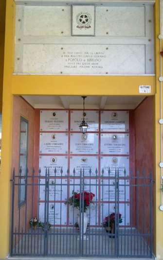 Ai Caduti per la libertà Si tratta di una tomba collettiva in marmo policromo, nella quale compaiono i nomi di quindici caduti.