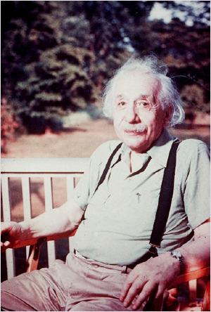 Einstein, negli ultimi anni che trascorse a Princeton, continuò a lavorare sull interrogativo che lo appassionava (unificazione della fisica) trascurando gli esperimenti dei fisici teorici sulla