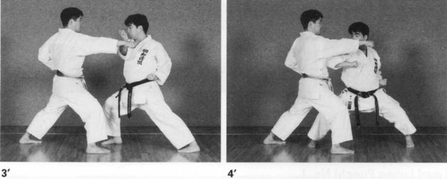 Il difensore contemporaneamente si sposta in avanti con suri-ashi, passando con il piede destro (senza sollevarlo) nella posizione