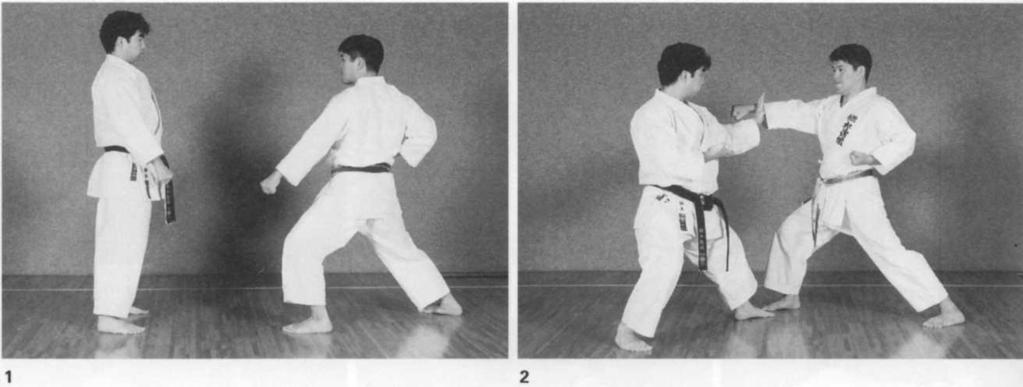 il piede destro, a 45 a destra rispetto alla direzione frontale, in posizione kokutsu-dachi e simultaneamente difende con chudan
