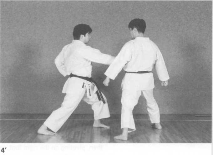 zenkutsu-dachi mentre difende con jòdan haiwan-uke sinistro (foto 3). 4.