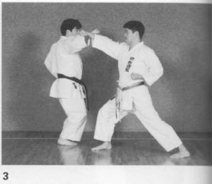 Jodan Oi-Zuki No. 3 1-3. Quando l attaccante (a destra) inizia l attacco partendo da gedan-barai sinistra (foto n.1) il difensore scivola con il piede sinistro indietro in diagonale verso sinistra.
