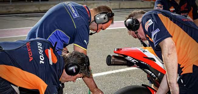 Lo staff della Michelin Ingegneri di sviluppo 8 Tecnici Montatori Manager Tutti gli pneumatici MotoGP della Michelin sono fabbricati in Francia, a Clermont-Ferrand.