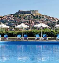 gratuito (in spiaggia a pagamento), teli mare a pagamento.