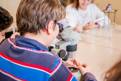 L OFFERTA FORMATIVA La Scuola Secondaria di Primo Grado dell Istituto Maddalena di Canossa offre un percorso didattico di eccellenza nel rispetto dei programmi del MUIR e approfondisce e sviluppa un