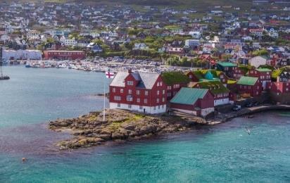 Visita del villaggio di Tjørnuvík, considerato il più pittoresco delle Faroe, e della remota chiesa di Saksun,