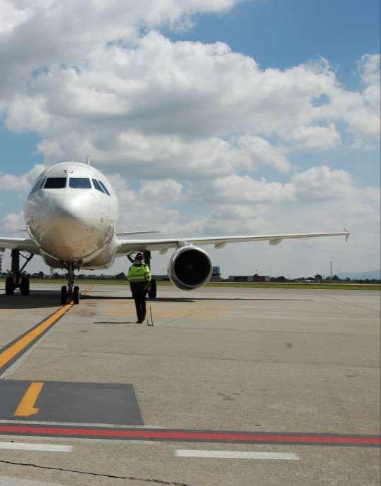 L aeroporto Obiettivo sicurezza Security: protezione delle operazioni da atti illeciti Safety: protezione delle operazioni da eventi indesiderati ICAO definisce safety la situazione in cui il rischio