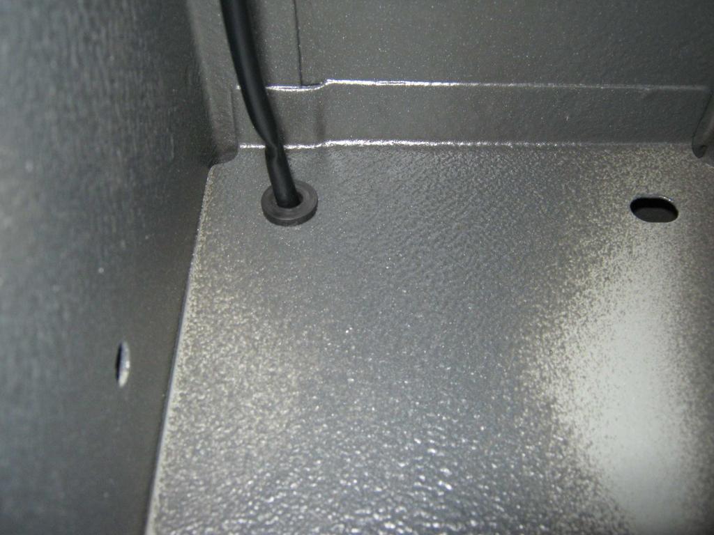 Qui fait le montage doit utiliser le câble rèf.120427 (donné par Scattolini), en le faisant passer par la cabine, par le trou du coté D au-dessous du plancher en utilisant aussi le passe câble.
