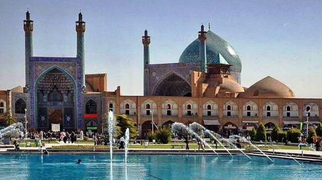 l Iran. Pranzo in ristorante. Si continua per il villaggio di Abyaneh situato in una pittoresca vallata ai piedi del Monte Karkas (3.900 m).