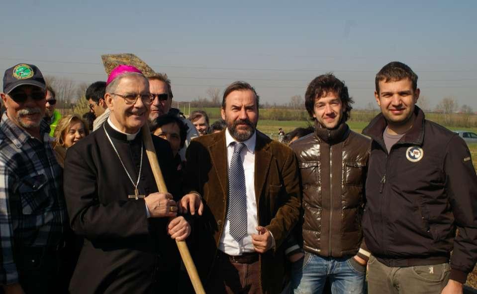 PIANTAGIONE DEGLI ALBERI PER REALIZZARE IL VIALE LUNGO LA PISTA CICLABILE (Villanova d Asti, sabato 8 marzo 2014) PIANTAGIONE CON S.E. IL VESCOVO DI ASTI 2014 Foto ricordo con S.