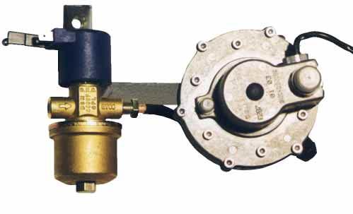 Inserire all interno del foro ø 76 mm la scatola incasso presa carica e di seguito inserire la presa carica, in modo che i due fori di fissaggio risultino sull asse orizzontale del paraurti (vedi