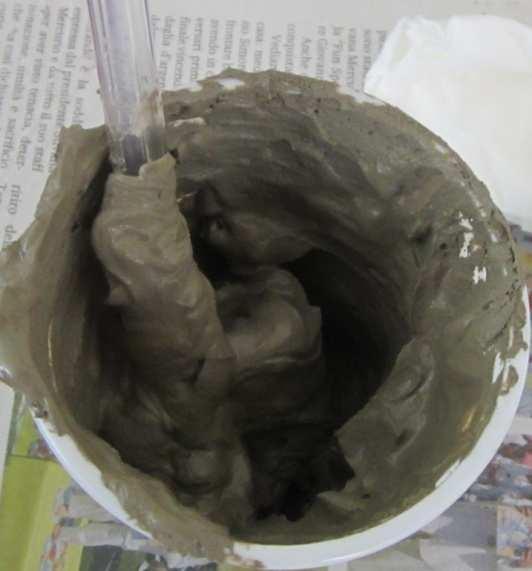 L argilla è plastica, di colore bianco-giallastro, alando nel campione si sente odore di terra bagnata.