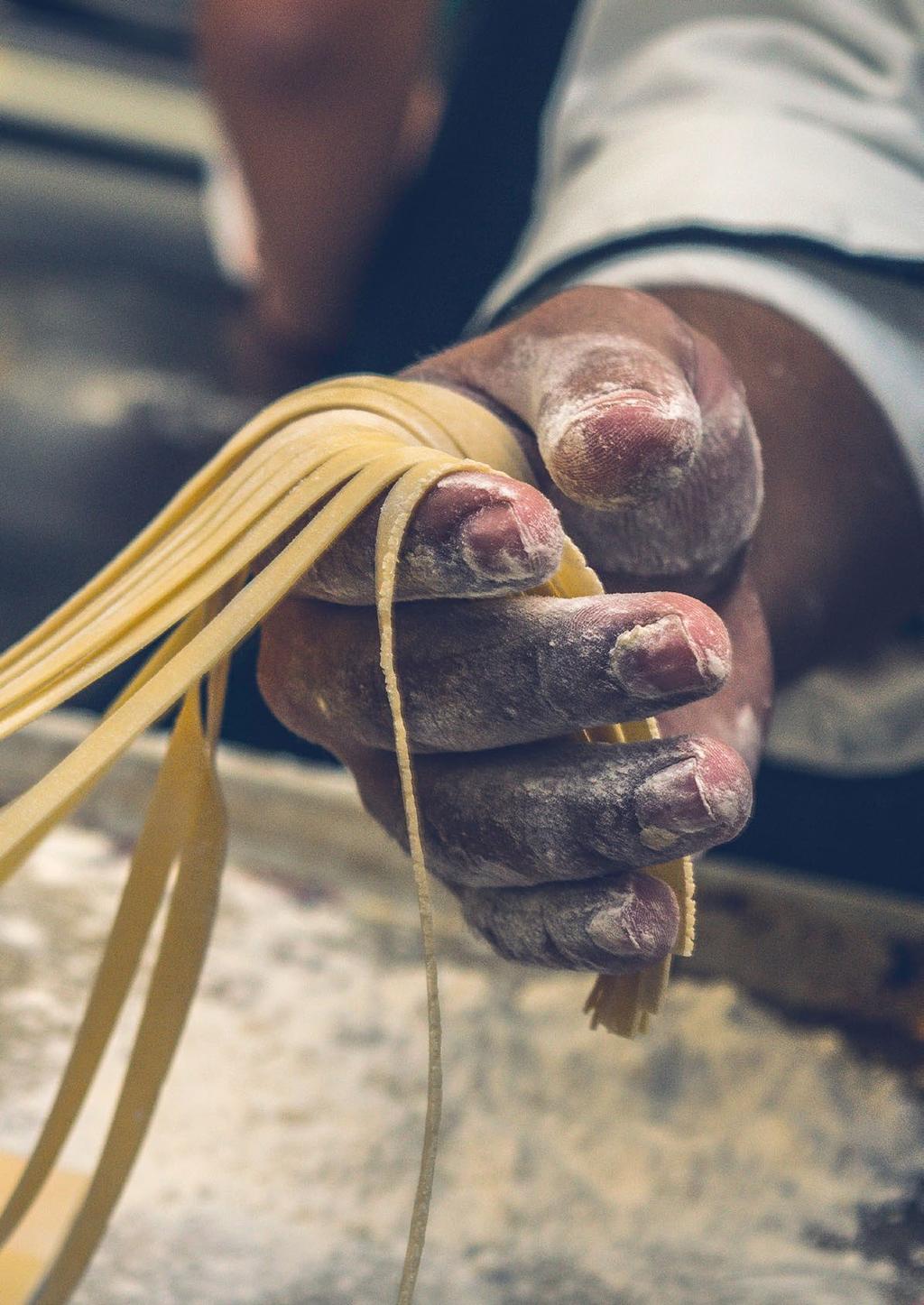 4 Il Pastificio Lucania Pasta nasce nel cuore del Sud Italia, in Basilicata, la terra dai due nomi Grazie all amore per una tradizione artigiana che vive da secoli nelle case delle massaie e all