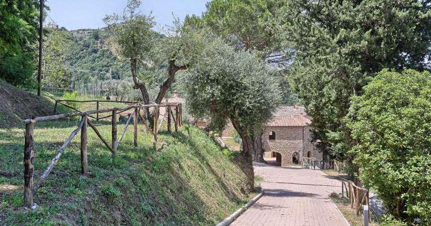 denominato La Gatteraia composto da 16 unità abitative, ciascuna con ingresso indipendente, posto auto e piscina condominiale.