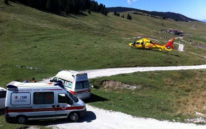 L emergenza medica Nell immagine: il Dauphin I-PATE durante un intervento a Malga Fratte (Passo Vezzena) Il servizio, coordinato da Trentino Emergenza 118, garantisce il raggiungimento di qualsiasi