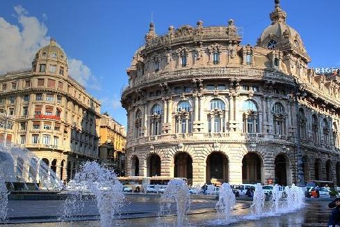 Comune di Genova Il Comune di Genova è il più vasto della Liguria ed è composto da una sottile fascia costiera alle cui spalle si ergono colline e monti anche di notevole altezza.