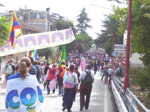 beneficiari 4 I gruppi target diretti del progetto sono rappresentati da: insegnanti di scuola media superiore; 900 studenti di scuola media superiore per il percorso laboratoriale; 120 studenti di