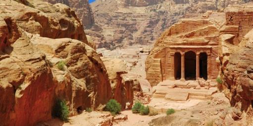 Trasferimento in pulmino privato a Petra, soste e visite lungo il tragitto con guida locale parlante italiano.