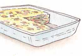 Accendi il forno a 190. Mischia insieme il formaggio con le erbe aromatiche. Poi prendi una teglia da forno grande, imburrala e disponi di sopra uno strato di zucchine tagliate sottili.