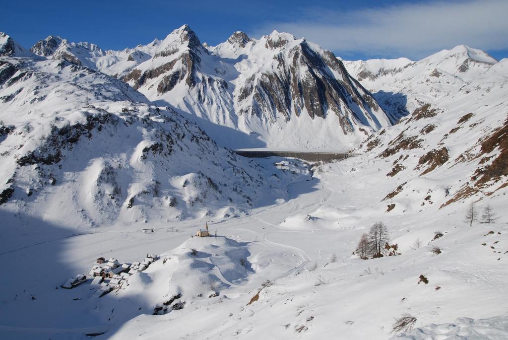 L abitato di Riale con la chiesetta ed il lago di Morasco.