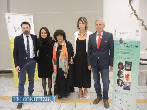 I tre finalisti con l assessore alla Cultura del Comune di Lecco Simona Piazza e Eugenio Milani Come da tradizione la serata finale del Premio Manzoni al Romanzo Storico ha visto i tre scrittori