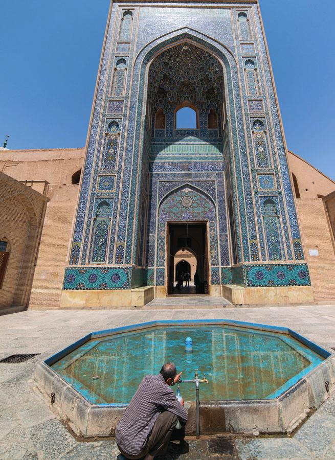 che fu il cuore dell'impero Persiano, fino a Shiraz, culla della civiltà persiana. ITALIA - TEHERAN Partenza con voli di linea (non diretti). Arrivo previsto in nottata.