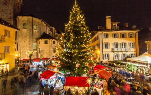 domenica sera) Per saperne di più: Mercatino di Natale sul Lago di Viverone Mercatini di Natale a Santa Maria Maggiore Nel borgo storico di Santa Maria Maggiore si svolgono nel weekend dell