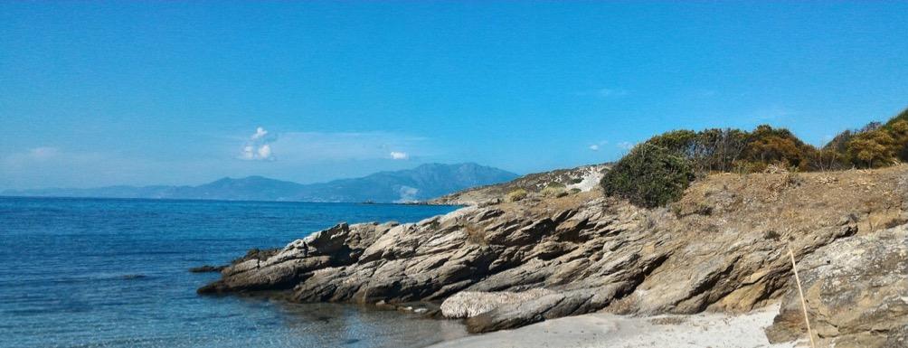 Acqua cristallina, scorci che regalano emozioni immense, foreste verdi nelle montagne e ottimo cibo: la Corsica non ha bisogno di