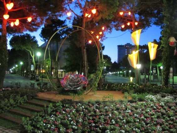 Il concetto di sviluppo sostenibile qui ha un secolo di vita e oggi, dopo cento anni, Cervia-Milano Marittima è uno dei pochi esempi di città giardino fedeli all'idea originale di Hebenezer Howard,