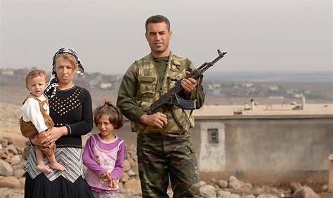 I PESHMERGA «pronti al sacrificio» I peshmerga sono combattenti curdi del Kurdistan nell'iraq settentrionale. Attualmente hanno all'attivo circa 200.000 soldati.